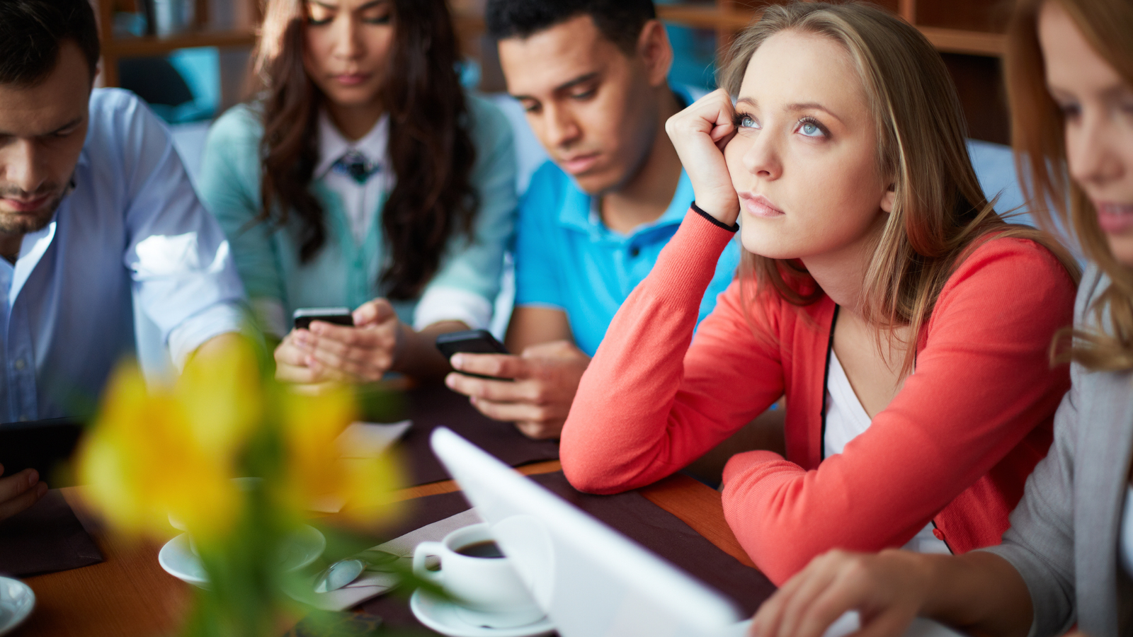 Em um ambiente unboss, pode haver um desafio em relação à definição de metas claras e à direção estratégica. Sem uma liderança centralizada, pode ser necessário estabelecer processos eficazes de tomada de decisão e garantir que todos os membros da equipe estejam alinhados em relação aos objetivos organizacionais.